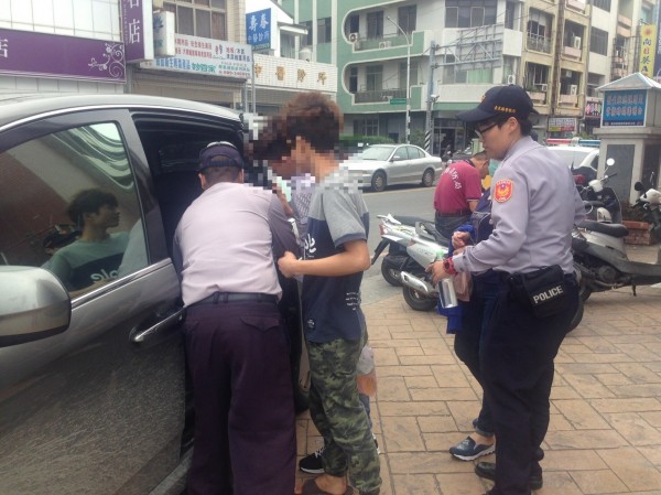 警方將3名逃逸外勞移送移民署台東專勤隊。（記者陳賢義翻攝）